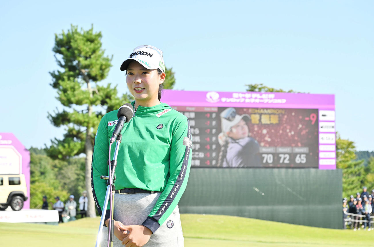 初優勝を決めインタビューを受ける菅（撮影・滝沢徹郎）