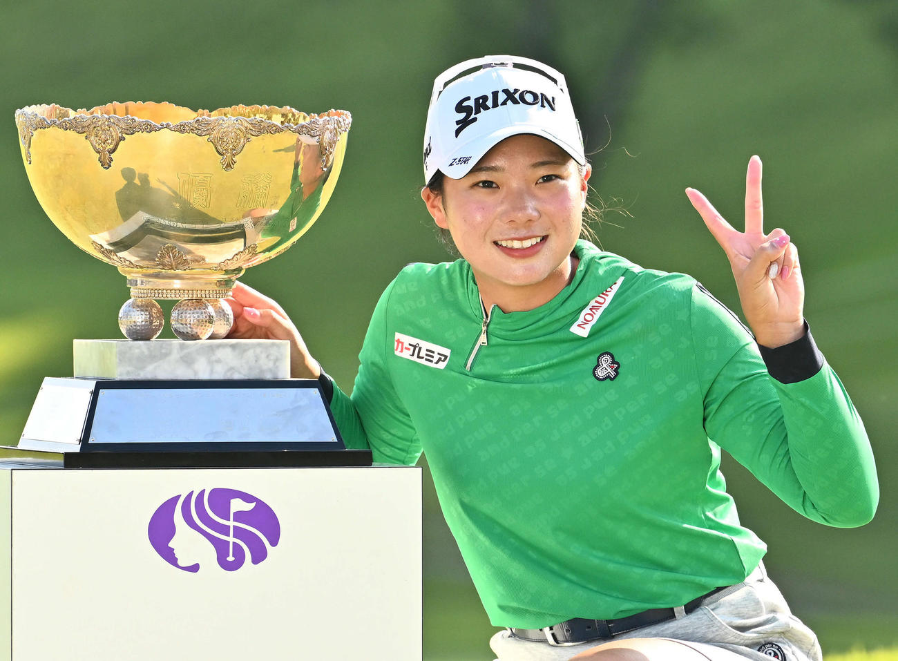 初優勝を決めカップを横に記念撮影する菅（2025年9月28日撮影）