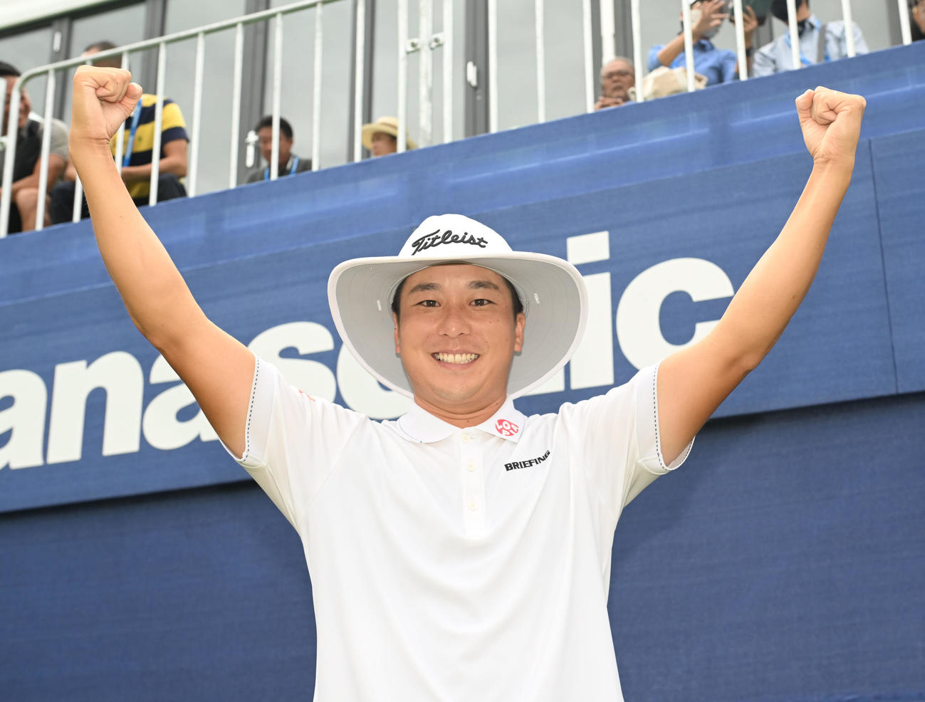 プロ初優勝を飾りガッツポーズする勝俣陵（撮影・和賀正仁）