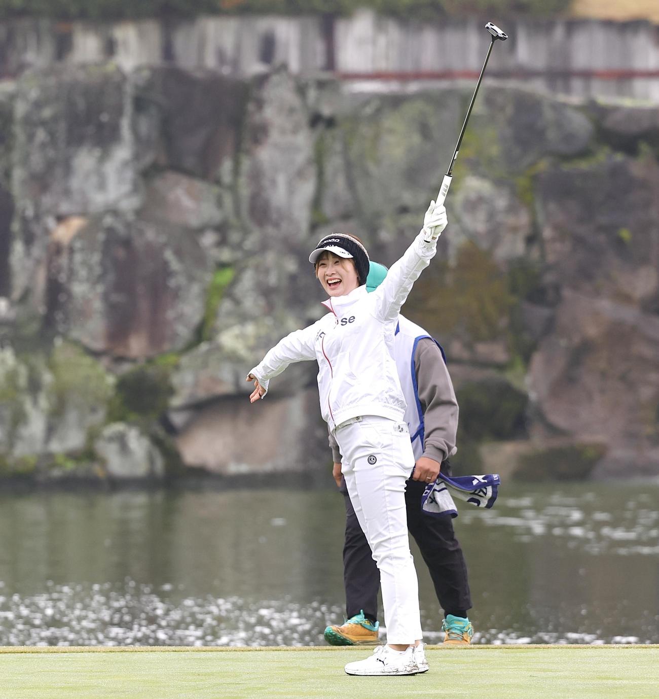 プロアマ戦でパットを決め喜ぶ都玲華（撮影・宮地輝）