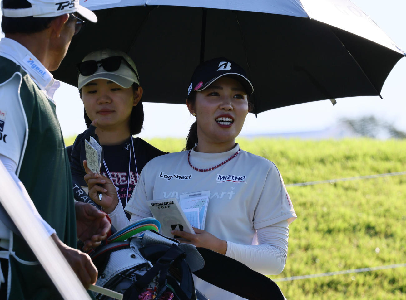 日本女子オープン練習日　スタート前に笑顔を見せる古江（撮影・藤尾明華）