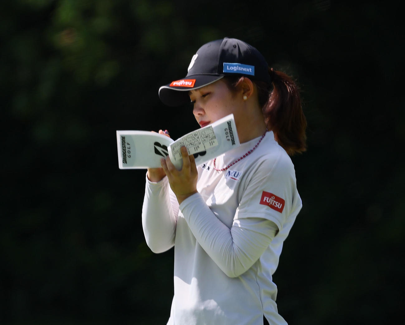 日本女子オープン練習日　18番、グリーンを確認しメモを取る古江（撮影・藤尾明華）