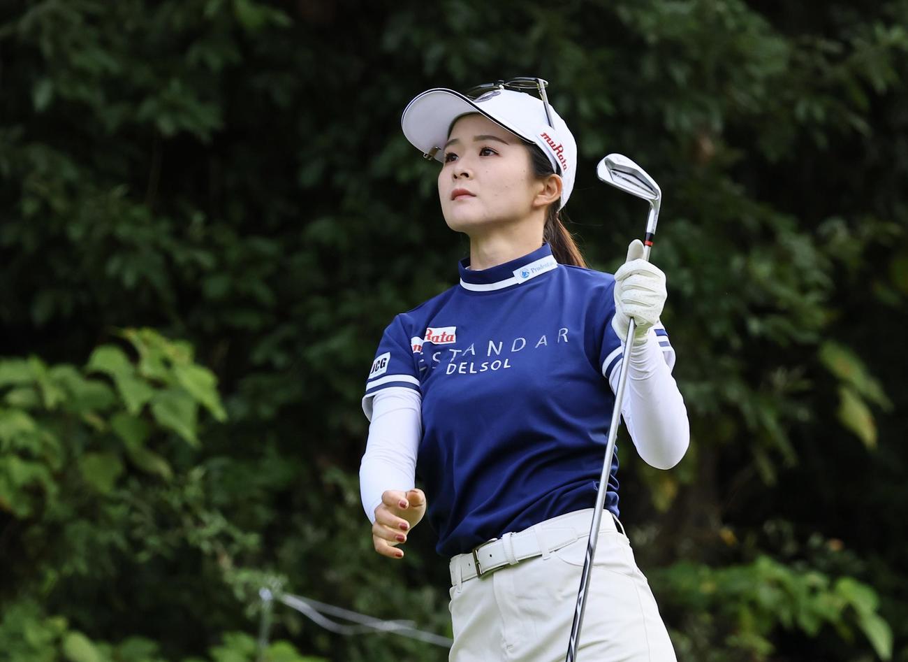 11番、ティーショットを放つ川崎春花（撮影・藤尾明華）