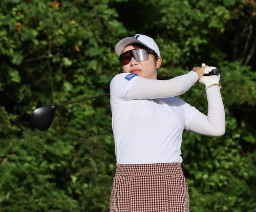 12番、ティーショットを放つ荒木優奈（撮影・藤尾明華）