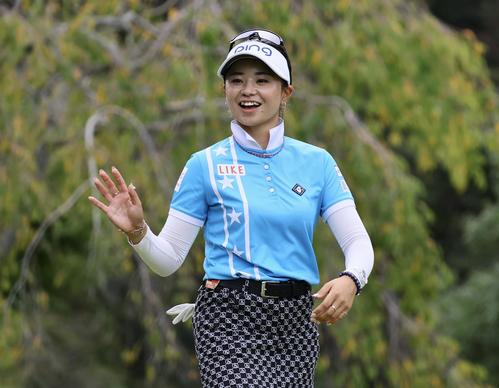 14番、ティーショットを放ち笑顔を見せる藤田かれん（撮影・藤尾明華）