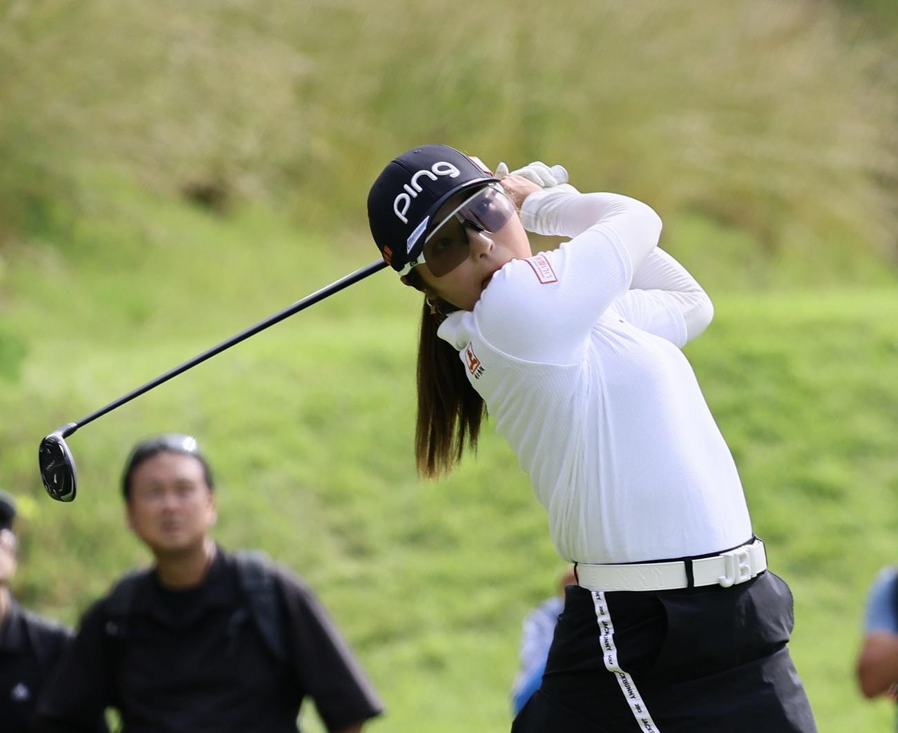 8番、ティーショットを放つ佐久間朱莉（撮影・藤尾明華）