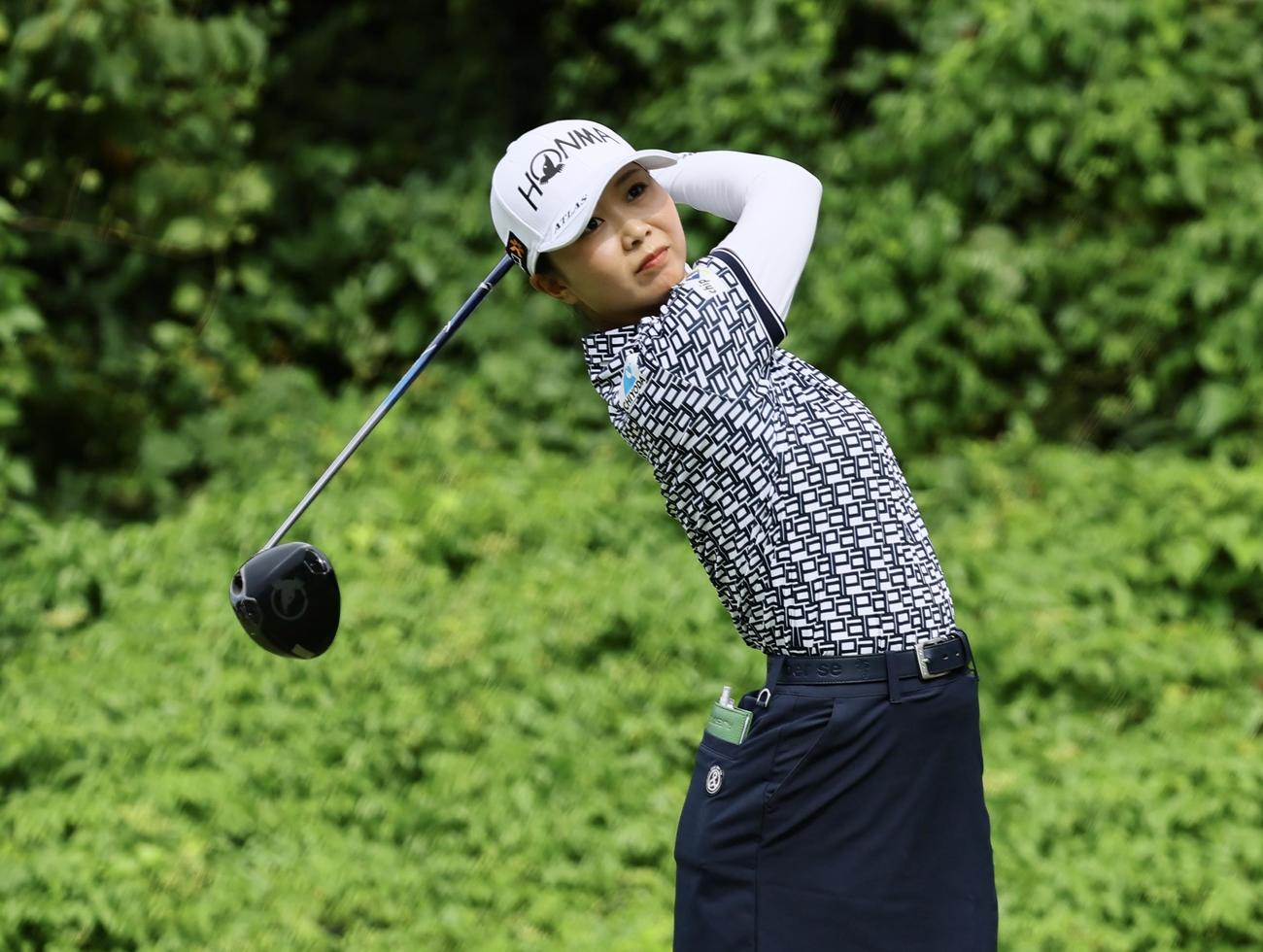 番、ティーショットを放つ金沢志奈（撮影・藤尾明華）
