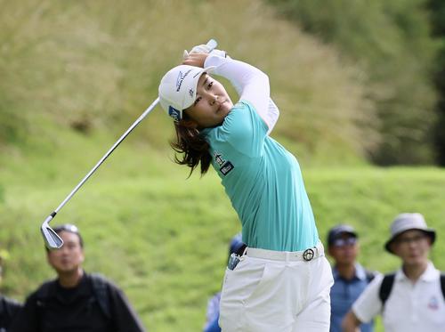 8番、ティーショットを放つ神谷そら（撮影・藤尾明華）
