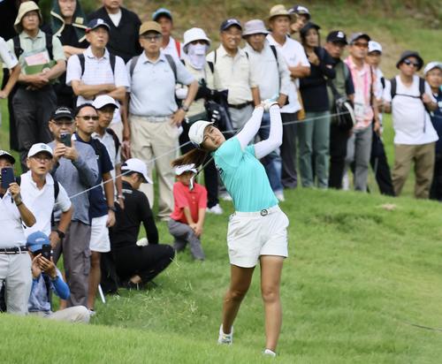 7番、セカンドショットを放つ神谷そら（撮影・藤尾明華）