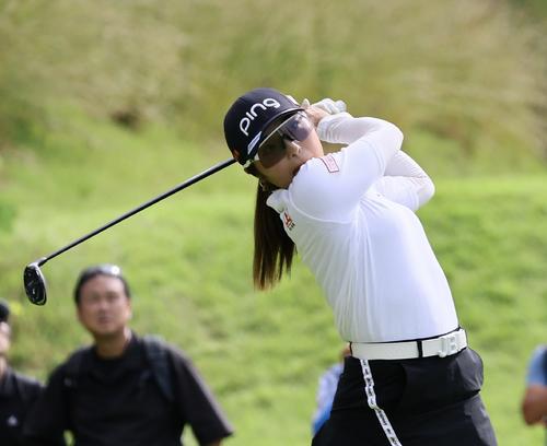 8番、ティーショットを放つ佐久間朱莉（撮影・藤尾明華）