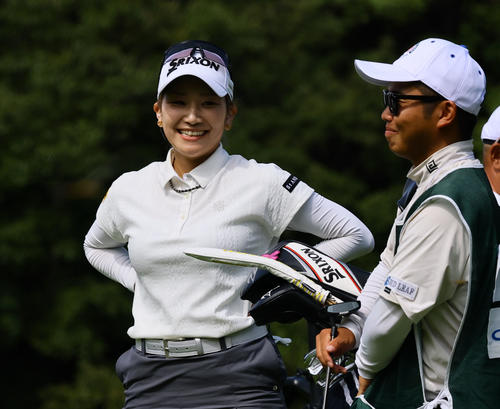 13番、バーディーパットを決め笑顔を見せる安田彩乃（撮影・藤尾明華）