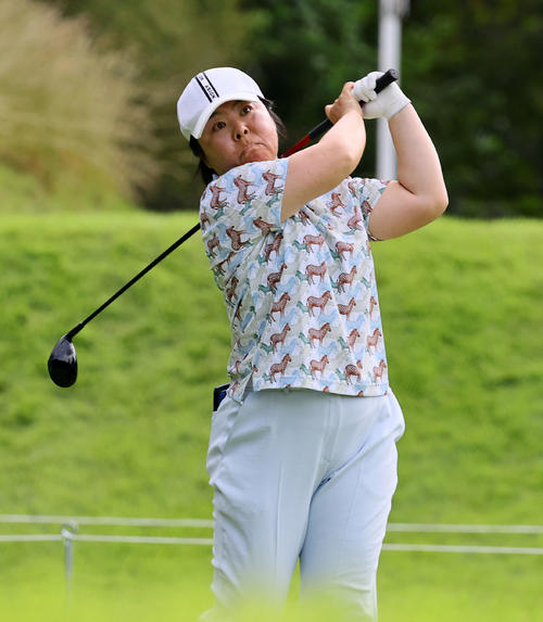 8番、ティーショットを放つ不動裕理（撮影・藤尾明華）