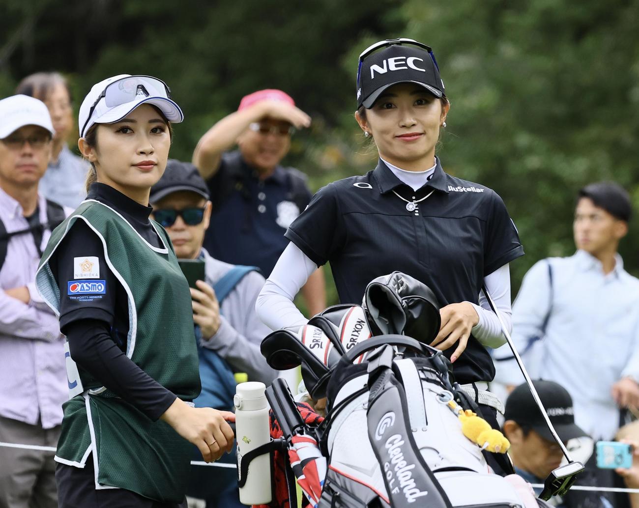 11番、ティーショットを放ち笑顔を見せる安田祐香（右）（撮影・藤尾明華）
