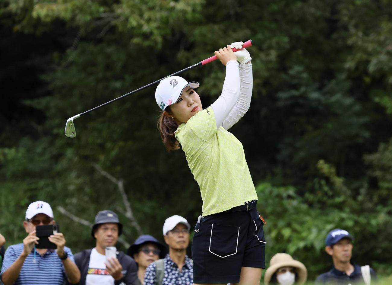 11番、ティーショットを放つ古江彩佳（撮影・藤尾明華）