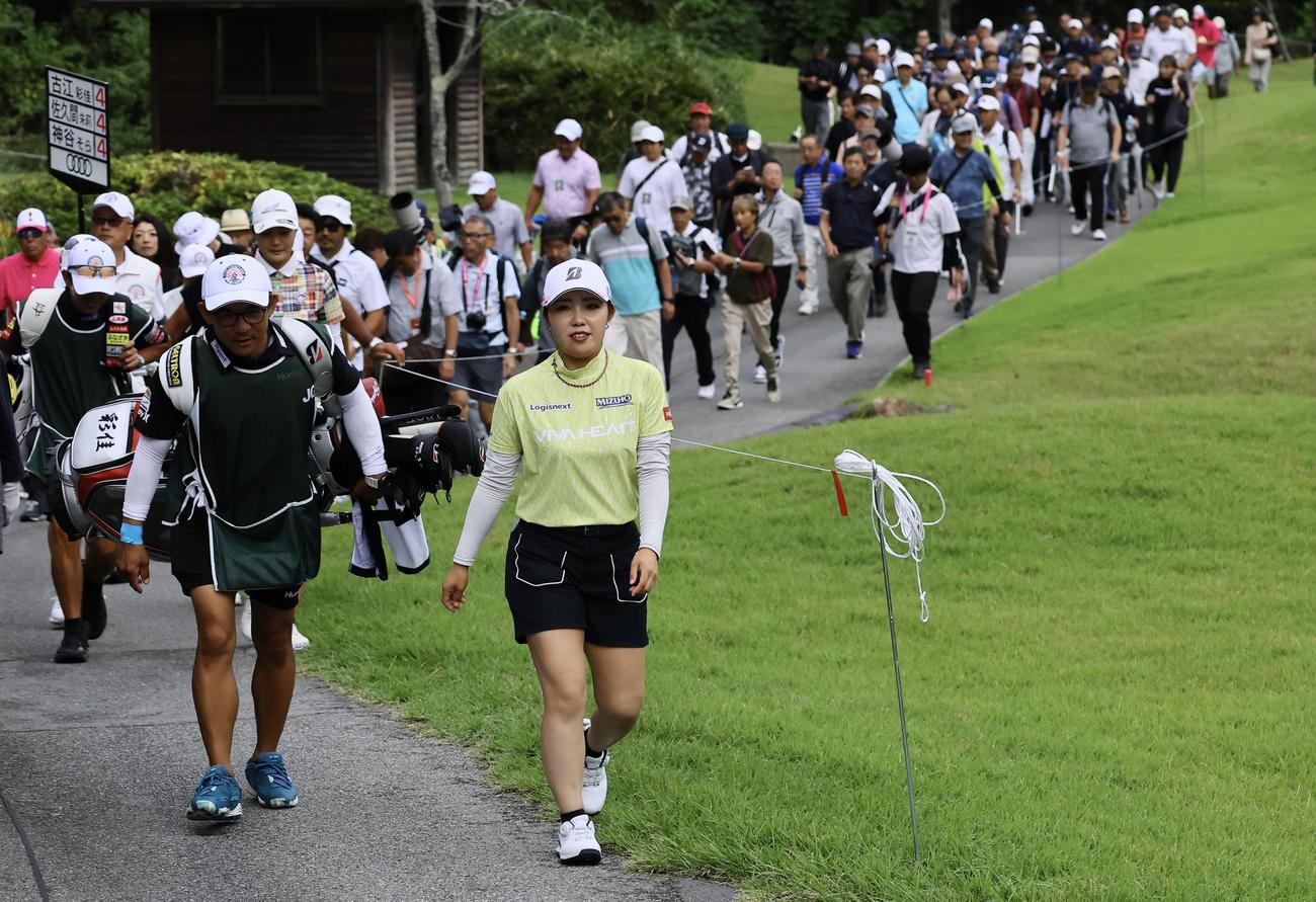 11番、コースを歩く古江彩佳（撮影・藤尾明華）