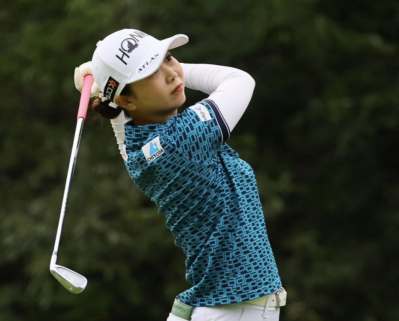 11番、ティーショットを放つ金沢志奈（撮影・藤尾明華）