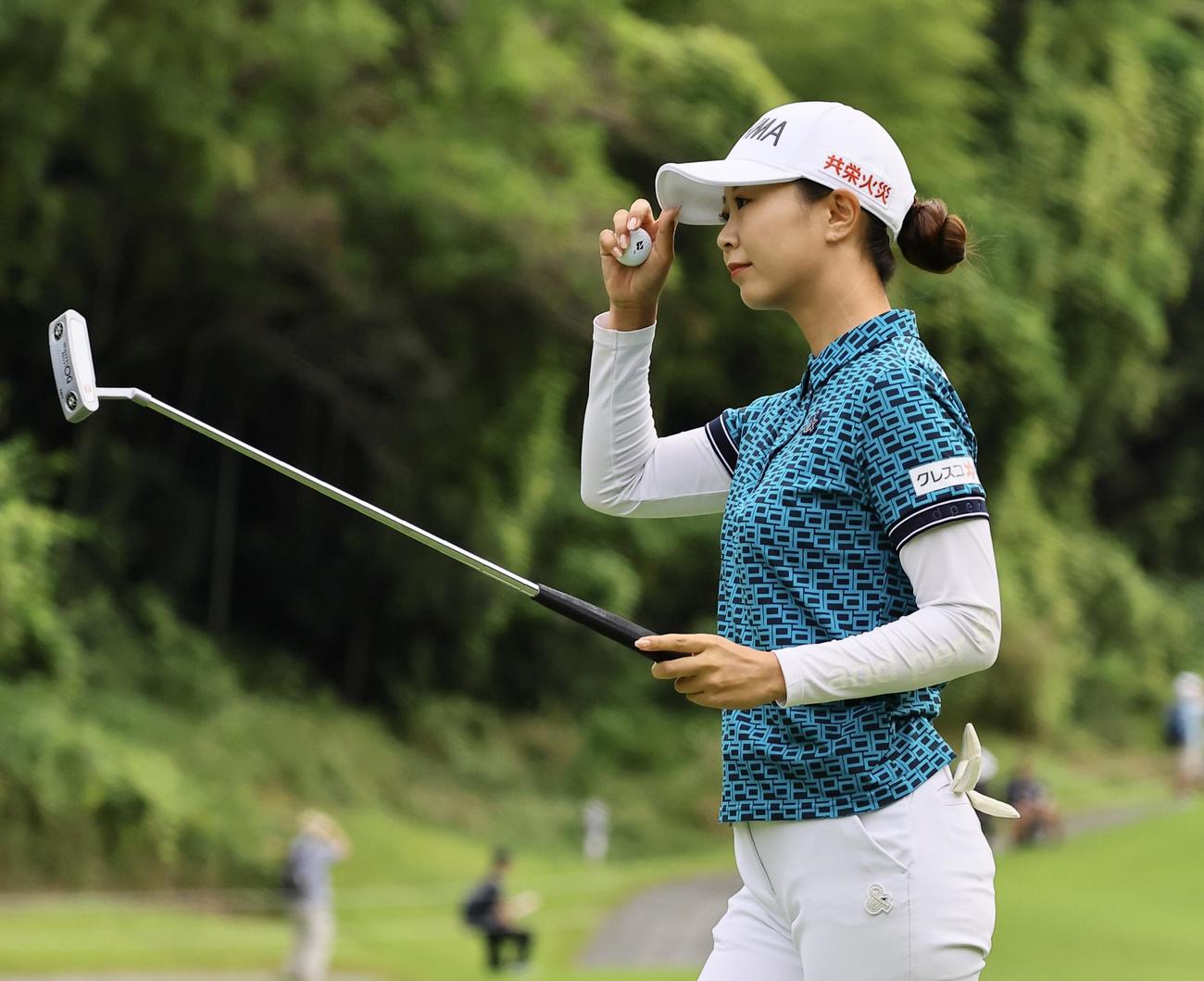 10番、バーディーパットを沈め声援に応える金沢志奈（撮影・藤尾明華）