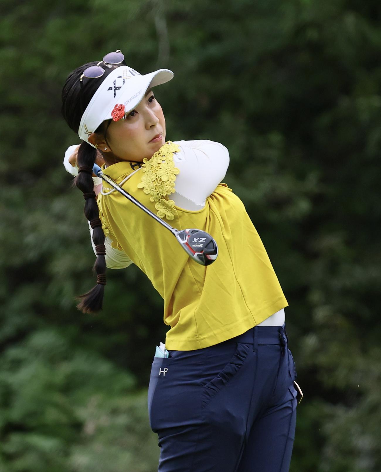 11番、ティーショットを放つ青木瀬令奈	（撮影・藤尾明華）