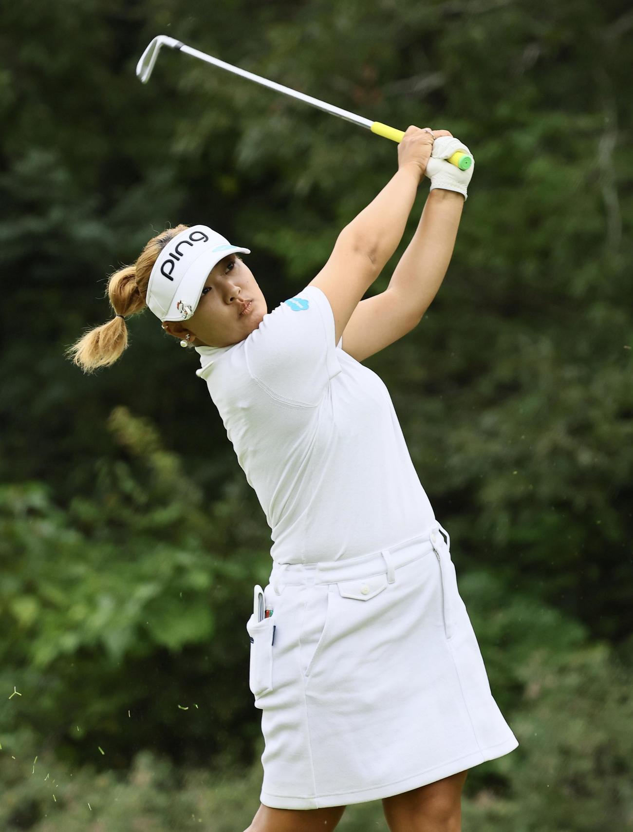 11番、ティーショットを放つ鈴木愛（撮影・藤尾明華）