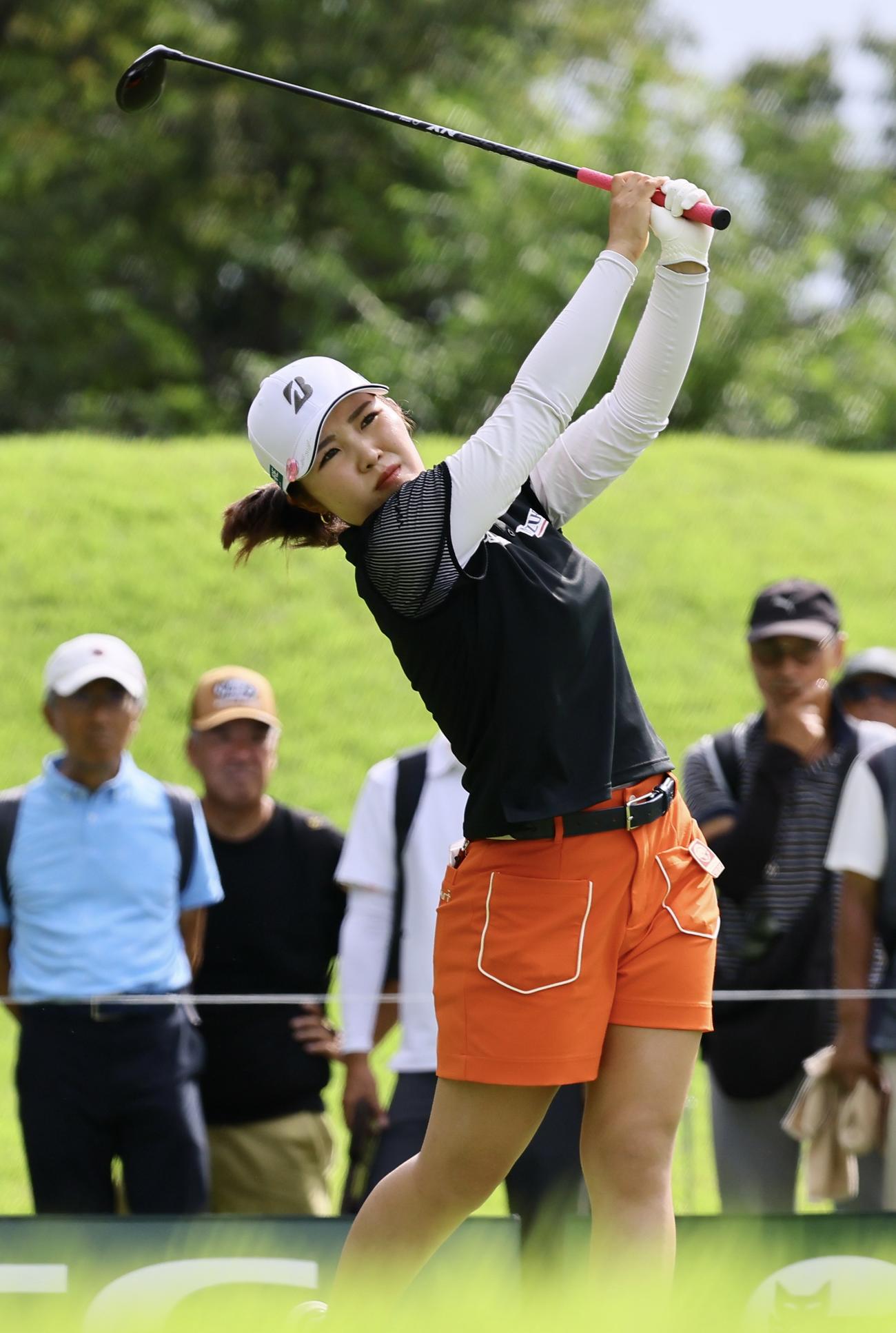 8番、ティーショットを放つ古江彩佳（撮影・藤尾明華）
