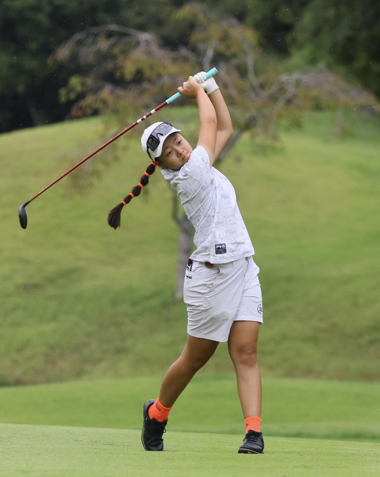 13番、セカンドショットを放つ田村萌来美（撮影・藤尾明華）