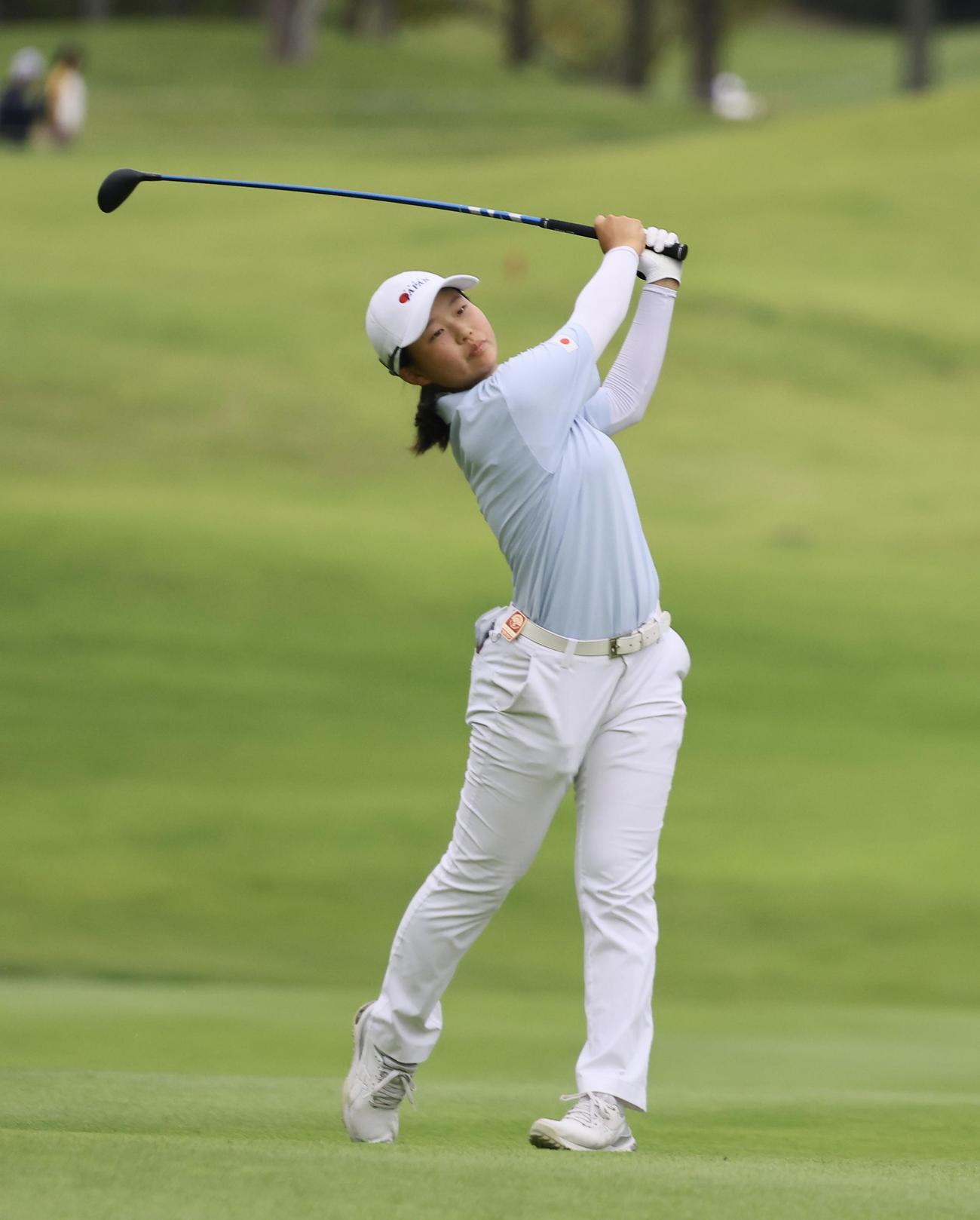 18番、セカンドショットを放つ広吉優梨（撮影・藤尾明華）
