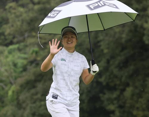 13番、セカンドショットを放ち笑顔を見せる田村萌来美（撮影・藤尾明華）