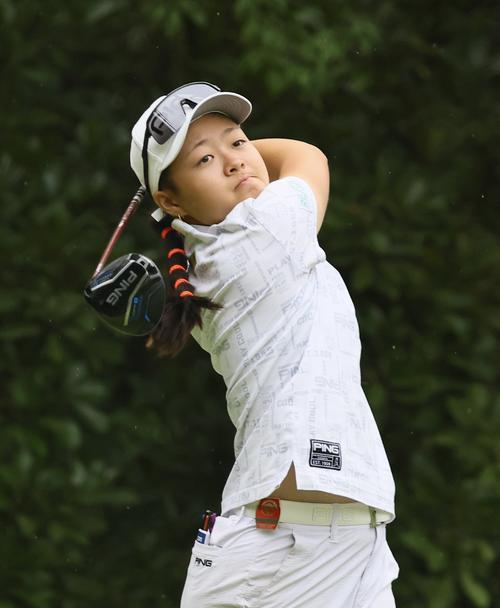 13番、ティーショットを放つ田村萌来美（撮影・藤尾明華）