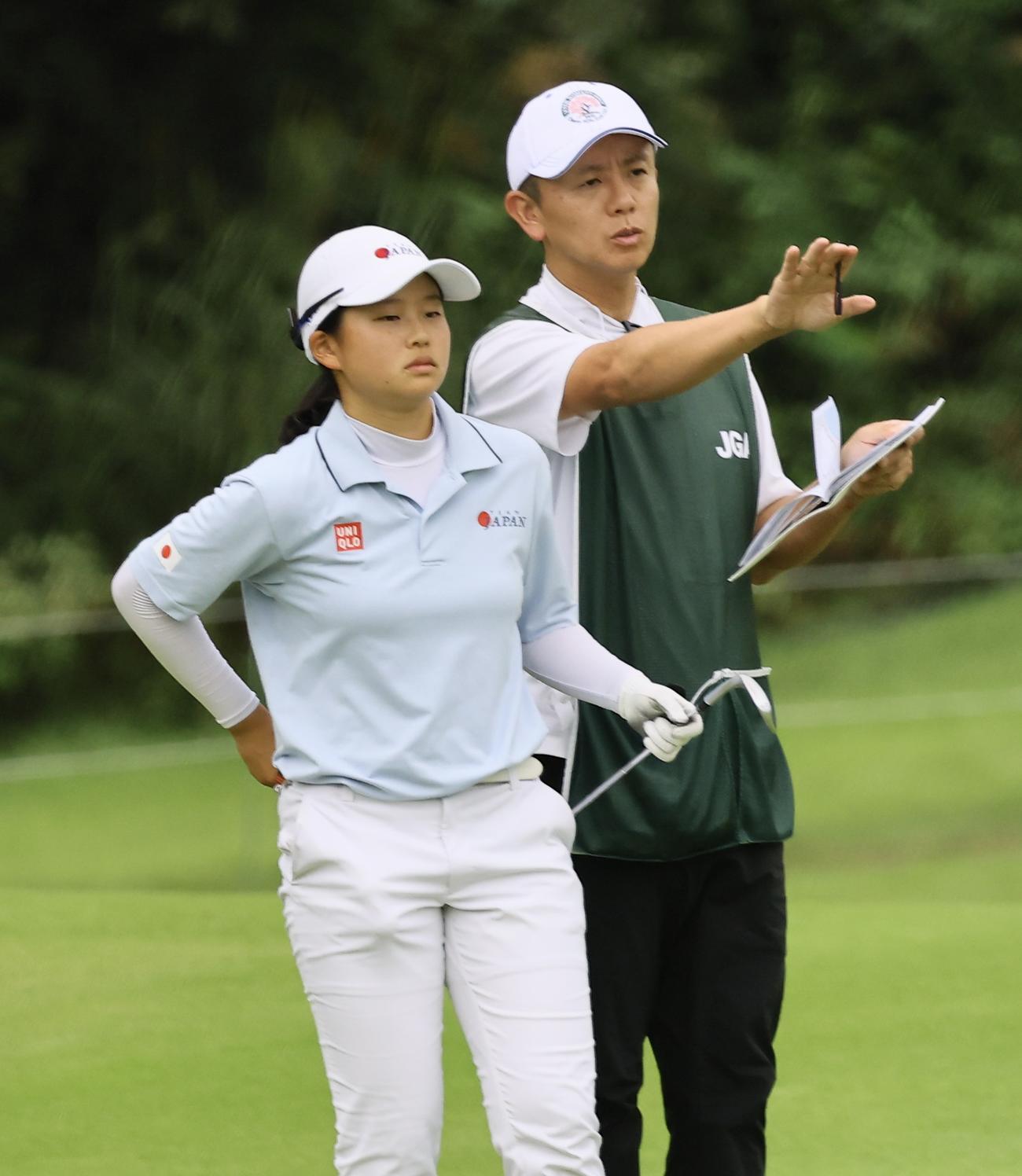 18番、第3打を前にコースを確認する広吉（撮影・藤尾明華）