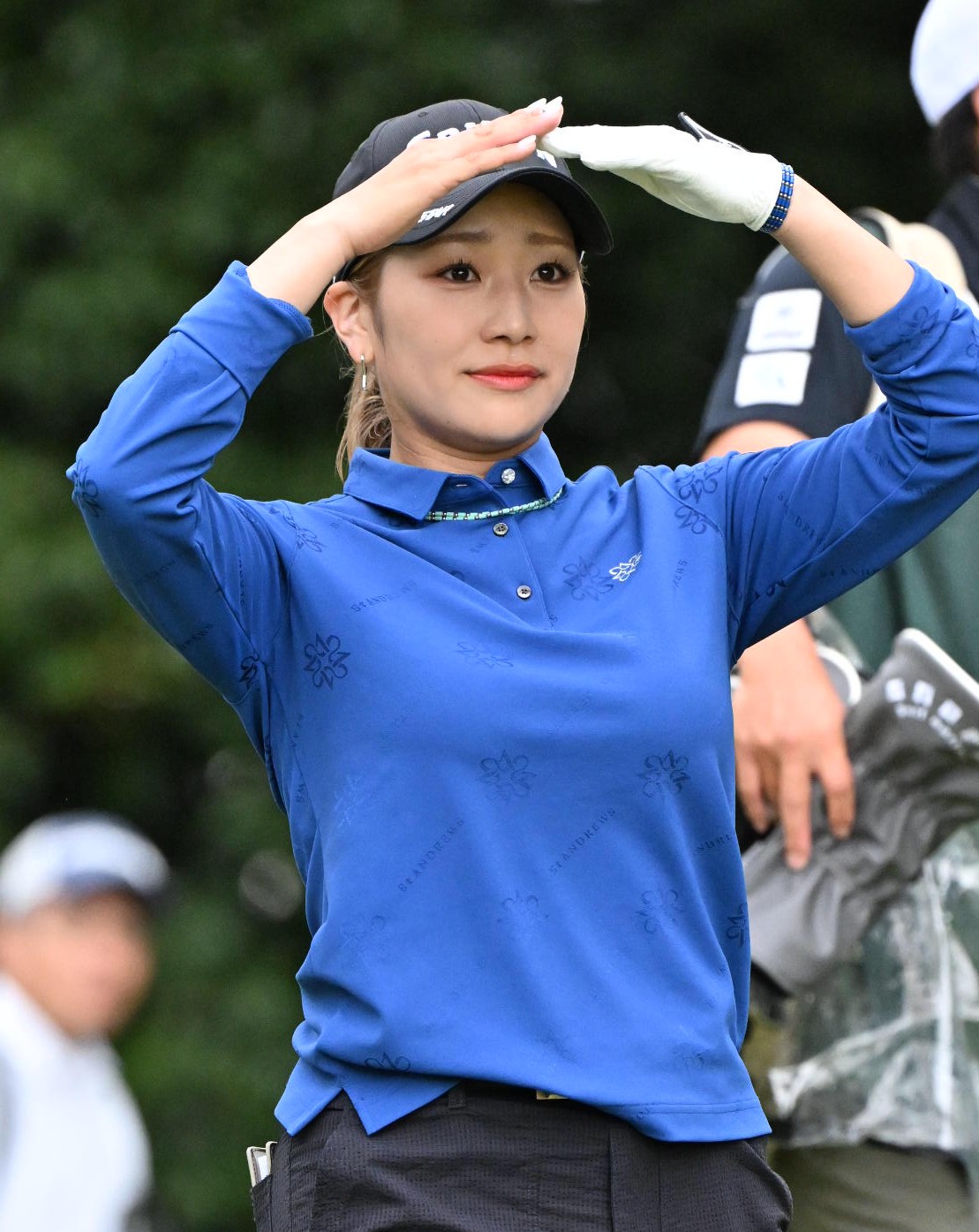 3番、ティーショットを放ち打球を見つめる安田彩乃（撮影・石井愛子）