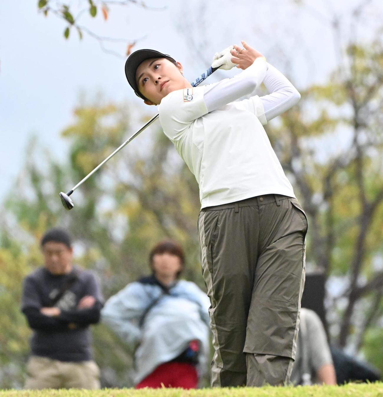 2番、ティーショットを放つ大里桃子（撮影・石井愛子）