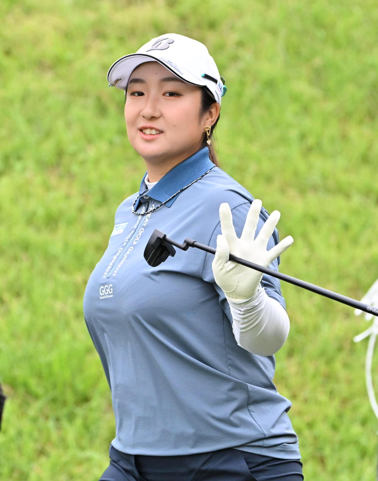 2番、ティーショットを放ちカメラマンに手を振る阿部未悠（撮影・石井愛子）