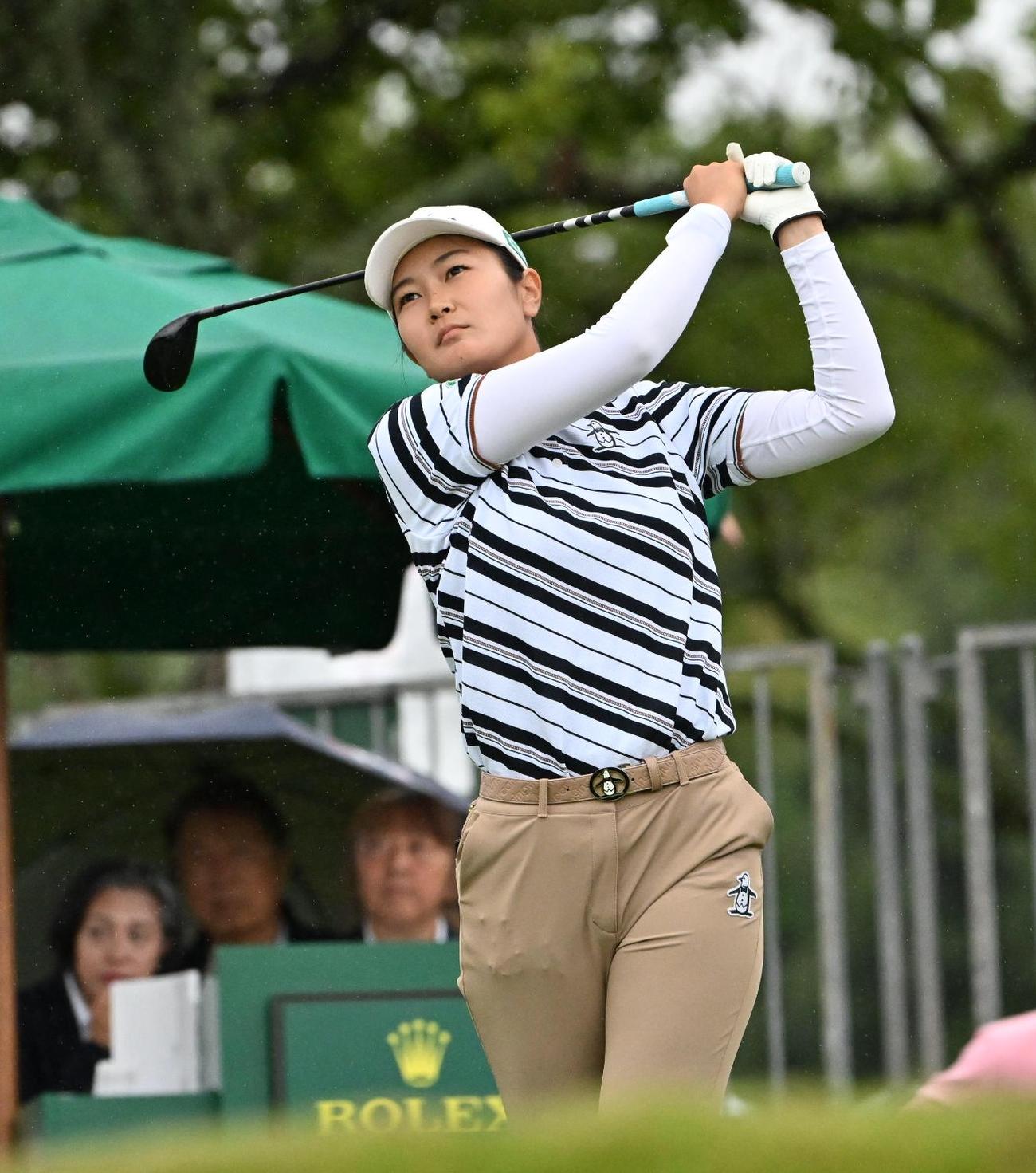 1番、ティーショットを放つ神谷そら（撮影・石井愛子）