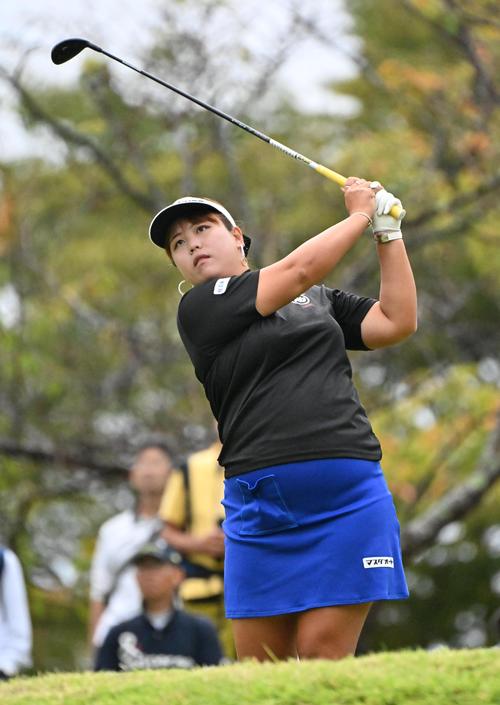 2番、ティーショットを放つささきしょうこ（撮影・石井愛子）