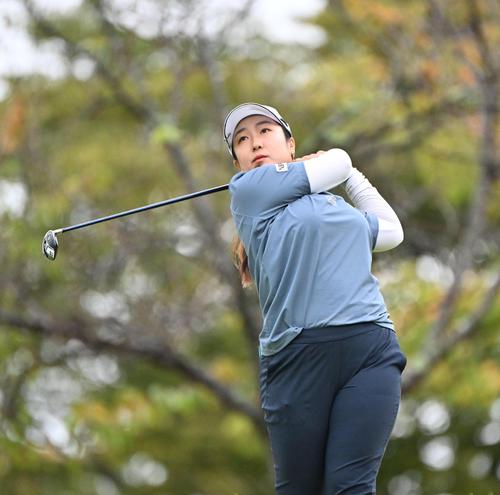 2番、ティーショットを放つ阿部未悠（撮影・石井愛子）