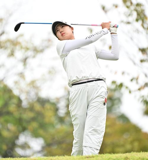 2番、ティーショットを放つ髙野愛姫（撮影・石井愛子）