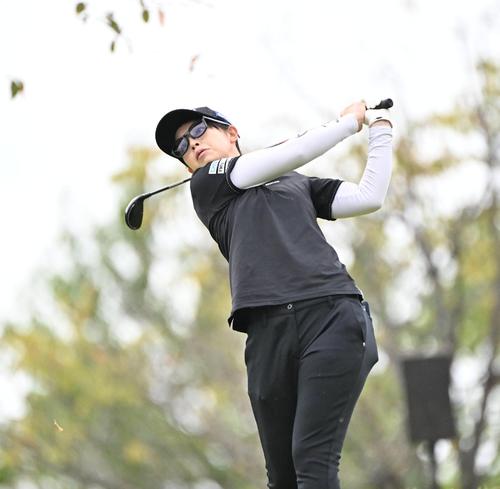 2番、ティーショットを放つ木下彩（撮影・石井愛子）