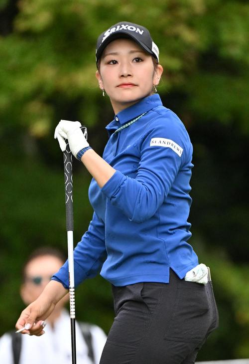 3番、ティーショットを放ち打球を見つめる安田彩乃（撮影・石井愛子）
