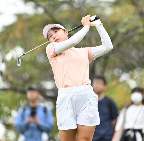 2番、ティーショットを放つ荒木優奈（撮影・石井愛子）