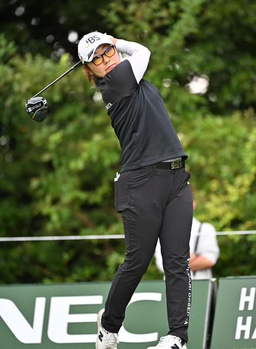 3番、ティーショットを放つ藤田さいき（撮影・石井愛子）