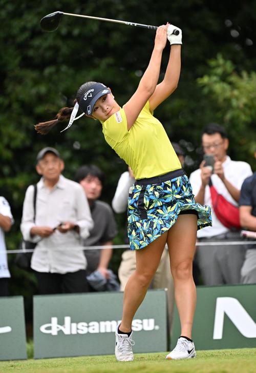 3番、ティーショットを放つ河本結（撮影・石井愛子）