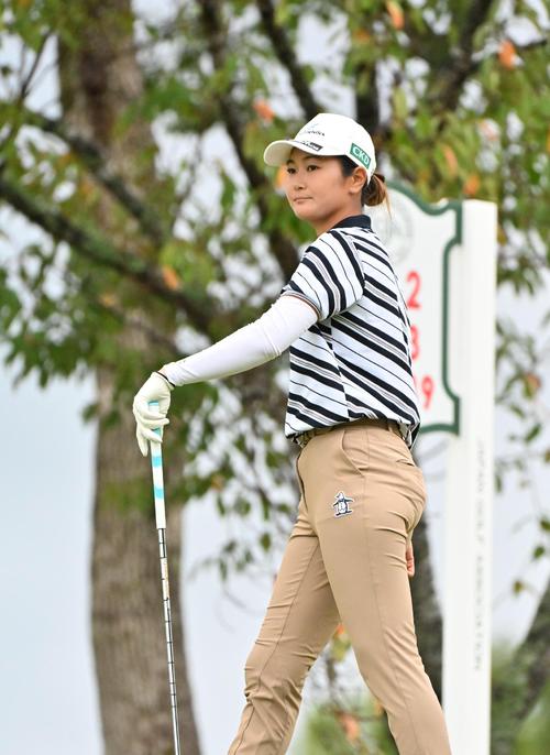 2番、ティーショットを放ち移動する神谷そら（撮影・石井愛子）