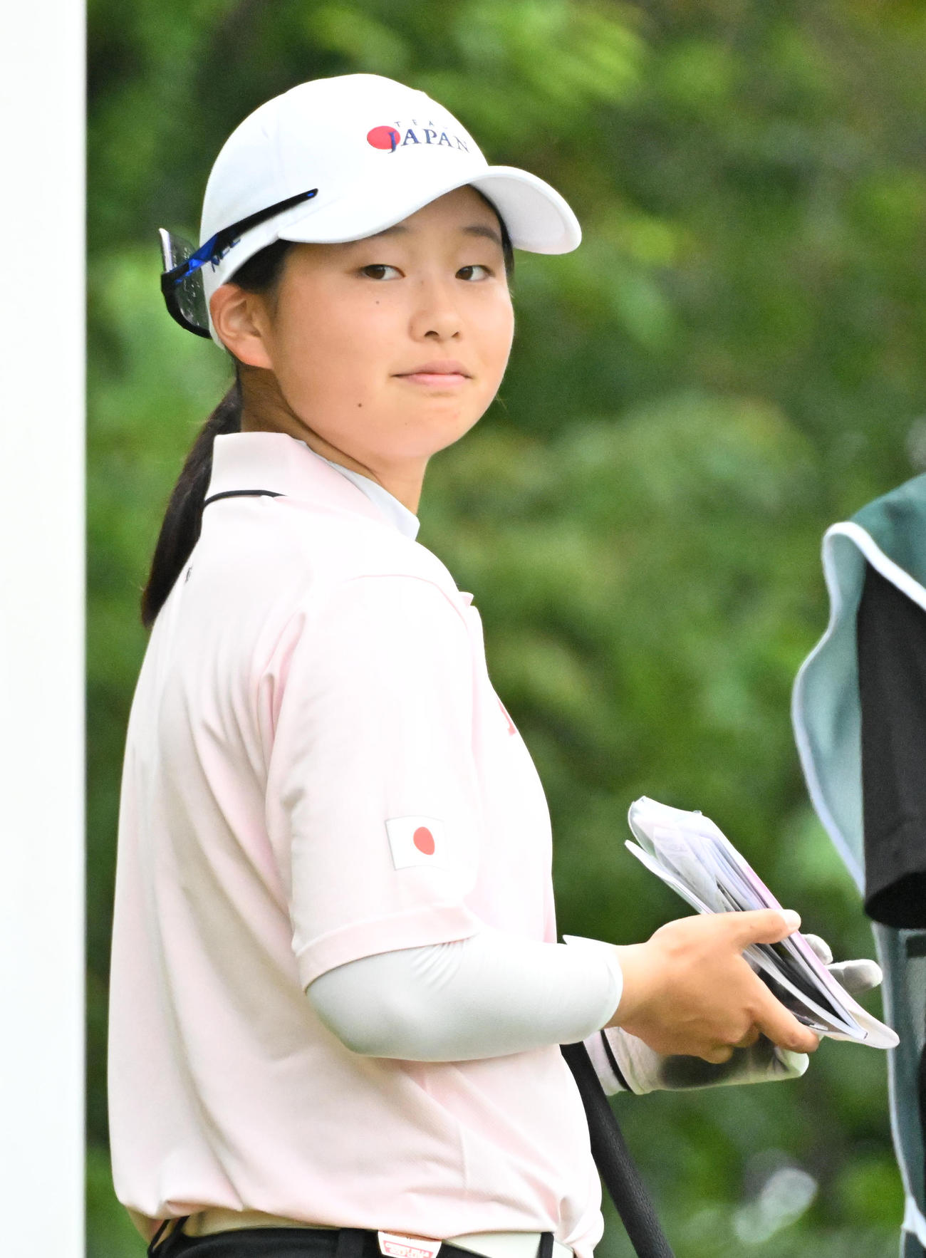 8番、ティーショット前に振り返る広吉優梨菜（撮影・石井愛子）