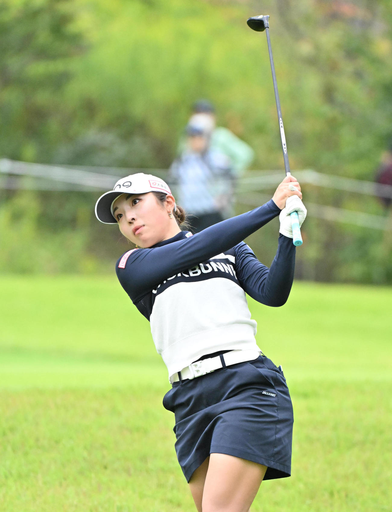 3番、2打目を放つ佐久間朱莉（撮影・石井愛子）