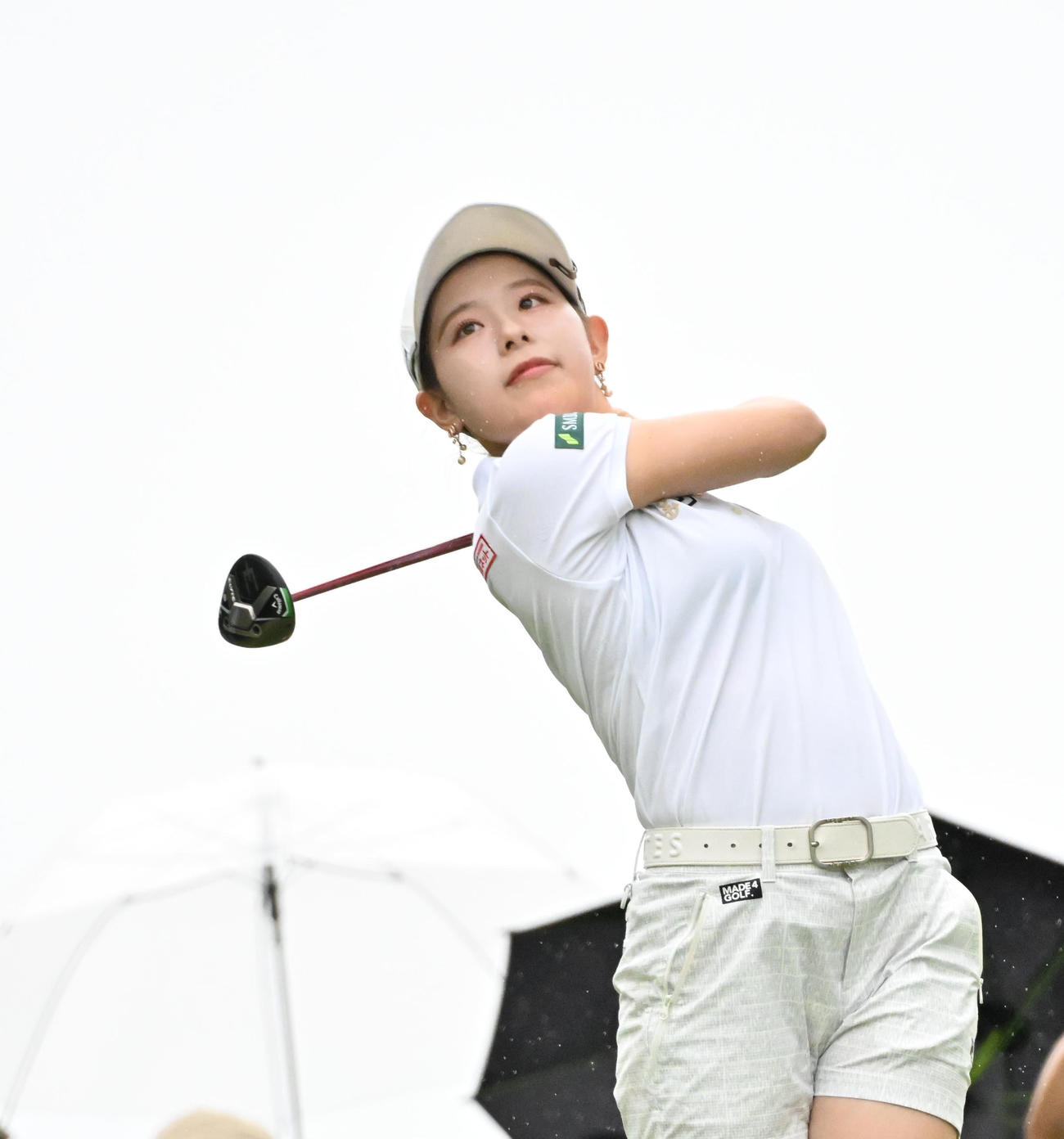 18番、ティーショットを放つ吉田鈴（撮影・石井愛子）