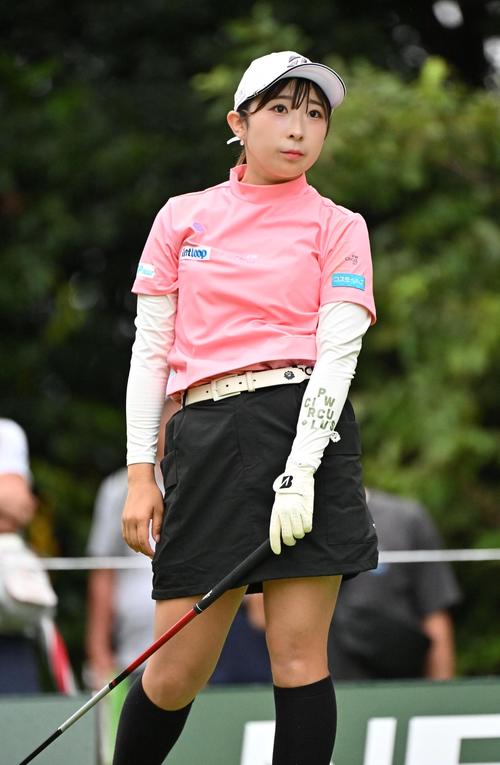 3番、ティーショットを放ち打球を見つめる永嶋花音（撮影・石井愛子）
