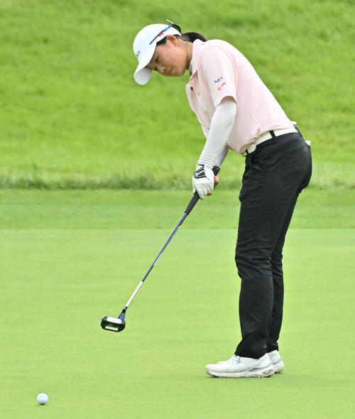 18番、バーディーを狙う広吉優梨菜（撮影・石井愛子）