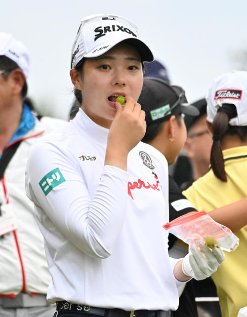 18番、ティーショット前にフルーツを補給する菅楓華（撮影・石井愛子）