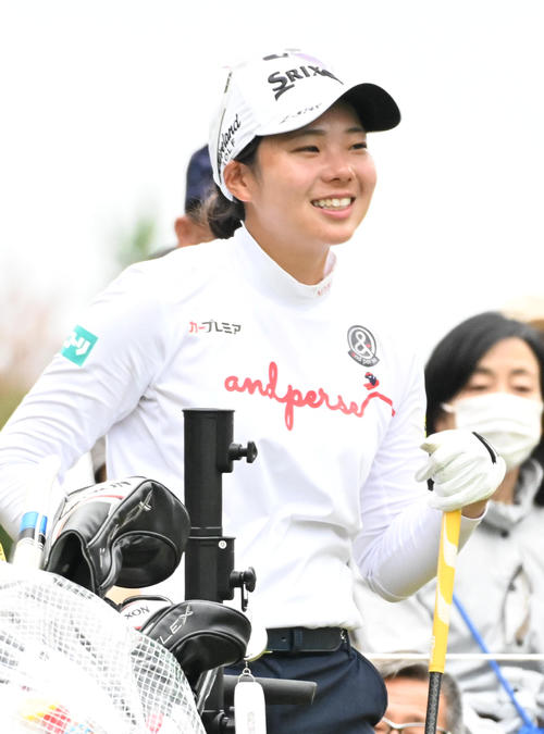 18番、ティーショット前に笑顔を見せる菅楓華（撮影・石井愛子）