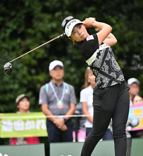 3番、ティーショットを放つ藤田かれん（撮影・石井愛子）